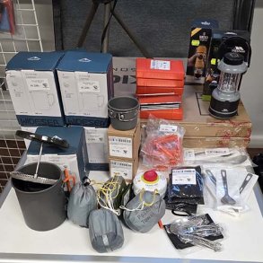 Gasblus, kogegrej, bestik og kaffe.